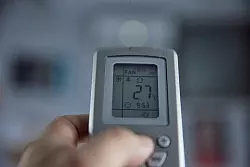 Angenehme Temperaturen am Arbeitsplatz: Keine Selbstverständlichkeit (Archivbild) - © Jesús Hellín/EUROPA PRESS/dpa