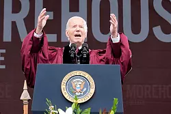 US-Pr&auml;sident Joe Biden spricht bei der Abschlussfeier des Morehouse College zu den Absolventen. - &copy; Alex Brandon/AP/dpa