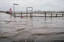 Die Hochwasser-Lage bleibt vorerst angespannt. - &copy; dpa