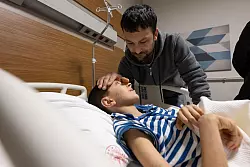 Auch Serkan Agris Sohn Mahmut liegt im Krankenhaus von Adana. - &copy; Boris Roessler/dpa