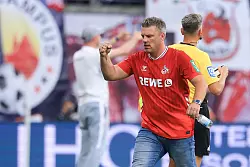 K&ouml;lns Trainer Lukas Kwasniok bejubelt das zwischenzeitliche 1:1 seines Teams. - &copy; Jan Woitas/dpa