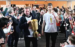 Triumphaler Einzug ins Rathaus: Trainer Sebastian Hoeneß (l) und Kapitän Atakan Karazor. - © Uli Deck/dpa