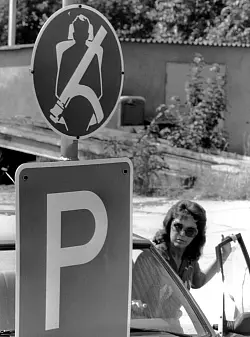 Sommer 1984: Mit einem eigens entworfenen Zeichen erinnert eine Fabrik ihre Mitarbeiter daran, vor dem Verlassen des Parkplatzes den Sicherheitsgurt anzulegen. - © Vetter/dpa