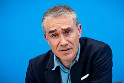 Benjamin Steinitz weist Kritik an den Methoden von Rias zurück. - © Michael Kappeler/dpa