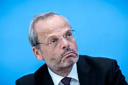 Der Antisemitismusbeauftragte Felix Klein sagt, der Kampf gegen Antisemitismus müsse erfolgreicher werden. - © Michael Kappeler/dpa