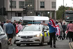 Polizisten wurden mit Steinen und Bierdosen beworfen. - &copy; Scott Heppell/PA Wire/dpa