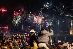 Raketen zum neuen Jahr stiegen in den Himmel, Tausende Menschen am Rheinufer schauten zu. - © Christoph Reichwein/dpa