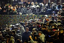 An vielen Plätzen der Großstädte, so wie hier in Düsseldorf, wurden die Feiern von vielen Polizisten begleitet. - © Christoph Reichwein/dpa