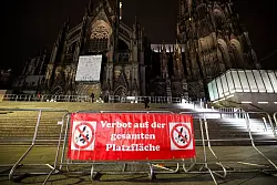 Rund um den Kölner Dom hatte die Polizei eine Böllerverbotszone eingerichtet. - © Christoph Reichwein/dpa
