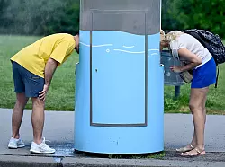 Zu wenig Trinken ist besonders bei Älteren ein enormer Risikofaktor - © Roland Schlager/APA/dpa