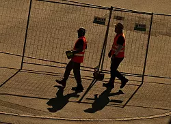 Arbeiten in der Hitze: In Berufen wie dem Bau eine besondere Gefahr. - © Peter Kneffel/dpa