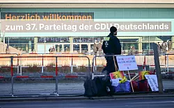 Zum Bundesparteitag der CDU ist die Polizei mit Hunderten Beamten im Einsatz. - © Sebastian Christoph Gollnow/dpa