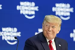 Trump schimpft &uuml;ber die Globalisierung. Aber er scheint sich in Davos wohlzuf&uuml;hlen: Als US-Pr&auml;sident nimmt er bereits zum dritten Mal pers&ouml;nlich teil. (Archivbild) - &copy; Gian Ehrenzeller/KEYSTONE/dpa