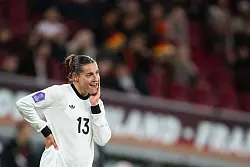 Gegen Frankreich noch dabei, nun zum Zuschauen verdammt: Carlotta Wamser. - © Marius Becker/dpa