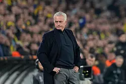 Der portugiesische Starcoach José Mourinho musste Ende August bei Fenerbahce gehen. (Archivbild) - © Khalil Hamra/AP/dpa