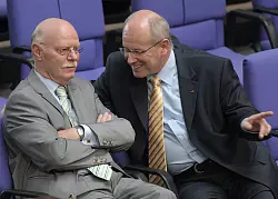 Freundschaft über Fraktionsgrenzen hinweg: Struck und Kauder 2007 im Bundestag (Archivbild) - © picture alliance / dpa