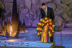 Merz nimmt an der Kranzniederlegung in der Halle der Erinnerungen der Holocaust-Gedenkstätte Yad Vashem teil. - © Michael Kappeler/dpa