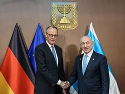 Merz und Netanjahu vor dem Gespräch im Regierungssitz. - © Michael Kappeler/dpa