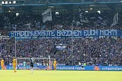 Fans von Arminia Bielefeld zeigen Solidarität mit von Stadionverboten Betroffenen. - © Friso Gentsch/dpa