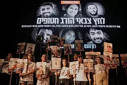 Erneut demonstrierten in Israel Tausende Menschen für ein Ende des Gaza-Kriegs. - © Mahmoud Illean/AP/dpa