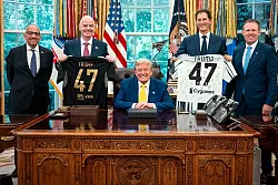 Auch FIFA-Präsident Gianni Infantino (Zweiter von links) posierte mit Trump. - © Doug Mills/Pool The New York Times/AP/dpa