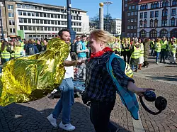 Frauen im Mittelpunkt: Verdi verlangt mehr Geld. - © Bernd Thissen/dpa
