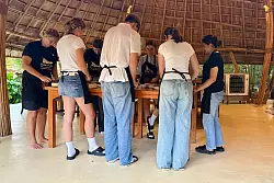 Die Teilnehmer kochen in einem luftigen Bambus-Pavillon. Jeder hat die Wahl zwischen verschiedenen traditionellen Gerichten und darf fünf Gänge zubereiten. - © Carola Frentzen/dpa-tmn