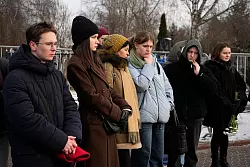 Menschen stehen am Grab des russischen Oppositionsführers Alexej Nawalny auf dem Borisowskoje-Friedhof in Moskau, ein Jahr nach dessen Tod. - © Uncredited/AP/dpa