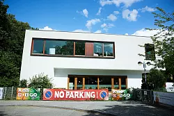 Im Umfeld der Schule liefen polizeiliche Maßnahmen, sagte ein Polizeisprecher, nannte aber keine Details. - © Jörg Carstensen/dpa