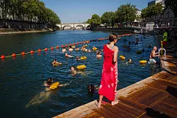 Wieder in der Seine schwimmen zu können, war ein lange gehegter Wunsch der Menschen in Paris (Archivbild). - © Dimitar Dilkoff/AFP/dpa