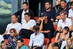 Jürgen Klopp (Mitte, mit schwarzem Cap), bei einem Spiel von RB Leipzig - © Jan Woitas/dpa