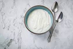 Lust auf eigenen Quark? Dafür benötigt Milch nur etwas Säure, etwa Buttermilch. Nur noch erhitzen, ausflocken lassen und über Nacht abseihen. - © Christin Klose/dpa-tmn
