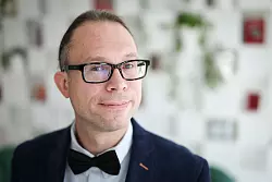 Sebastian Ocklenburg, Biopsychologe an der MSH Medical School Hamburg, entlarvt Mythen &uuml;ber Linksh&auml;nder. - &copy; Christian Charisius/dpa