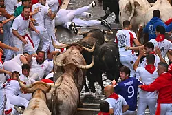 Viel Tumult in engen Gassen und dazu 600 Kilogramm schwere Bullen lassen die Anspannung bei allen steigen. - &copy; Miguel Oses/AP/dpa