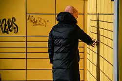 Pakete können ganz einfach an sogenannte Pick-up-Points, wie Paketstationen oder Paketshops in der Nähe geliefert werden. - © Zacharie Scheurer/dpa-tmn