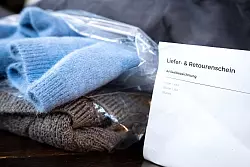 Da im Onlinehandel die Ware nicht angefasst, ausprobiert und geprüft werden kann, kommt es häufig zu Rücksendungen. Die Retourenquoten sind besonders bei Kleidungsstücken und Schuhen sehr hoch. - © Sina Schuldt/dpa