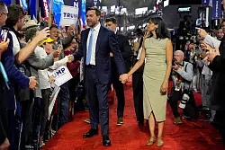 Vance und seine Ehefrau Usha Chilukuri Vance werden in Milwaukee gefeiert. - &copy; Carolyn Kaster/AP