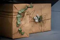 Auch eine nachhaltige Alternative: Unbedrucktes Papier lässt sich mit etwas Grün verzieren. - © Franziska Gabbert/dpa-tmn