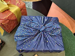 Geschenke schön und nachhaltig verpacken: Weihnachtswünsche stilvoll in Stoff gehüllt, gesehen auf der Frankfurter Messe Ambiente 2025. - © Isabelle Modler/dpa-tmn