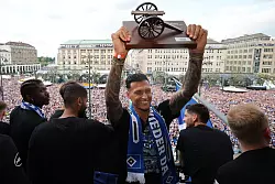 Einer der Aufstiegshelden, die nicht mehr beim HSV sind: Davie Selke - © Christian Charisius/dpa
