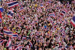 Tausende hatten am Wochenende den Rücktritt der Regierungschefin gefordert. (Archivbild) - © Sakchai Lalit/AP/dpa