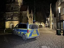 Ein Streifenwagen in der Nähe des Weihnachtsmarktes in Herford. Ein 16-Jähriger wurde in einer Seitenstraße bei einem Messerangriff lebensgefährlich verletzt. - © Christian Müller/dpa