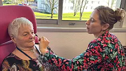 Vor dem Besuch im Club l&auml;sst sich Simone Philippe schminken. - &copy; Rachel Sommer/dpa