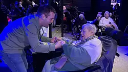 Auch viele Bewohnerinnen und Bewohner im Rollstuhl feiern im Club mit. Eine von ihnen ist Charline Bar. - &copy; Rachel Sommer/dpa