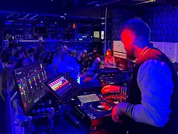 F&uuml;r die Senioren spielt der DJ Hits aus deren Jugend. - &copy; Rachel Sommer/dpa