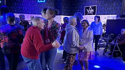 Zu Twist, Walzer, Tango und Polonaise tanzen im Club Jung und Alt miteinander. - &copy; Rachel Sommer/dpa