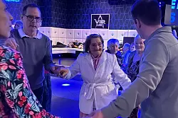 Mathilde Bouhee tanzt mit Betreuern und anderen Heimbewohnern in der Disco. - &copy; Rachel Sommer/dpa