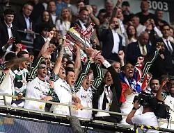 Zum Aufstieg gab es auf der Tribüne des Wembley-Stadions auch einen Pokal. - © Nick Potts/PA Wire/dpa