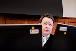 Richter Oelsner verkündete die Entscheidung. - © Christoph Soeder/dpa