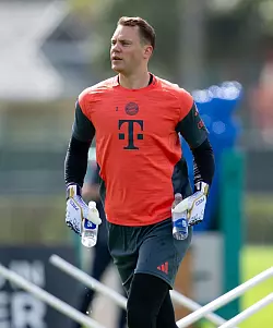 Manuel Neuer mit zwei Wasserflaschen beim Training. Viel trinken ist wichtig in der schwülen Hitze von Orlando. - © Sven Hoppe/dpa